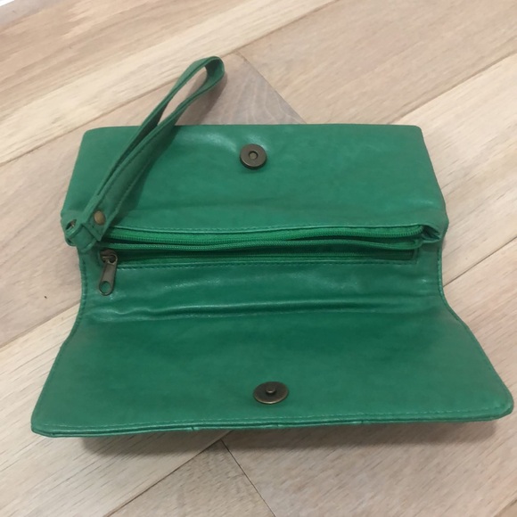 Green clutch/ wristlet - Picture 2 of 3